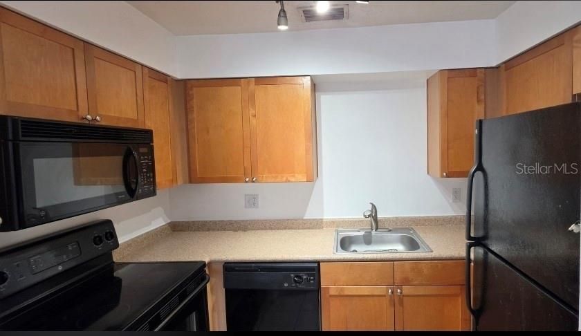 For Rent: $2,050 (2 beds, 1 baths, 720 Square Feet)