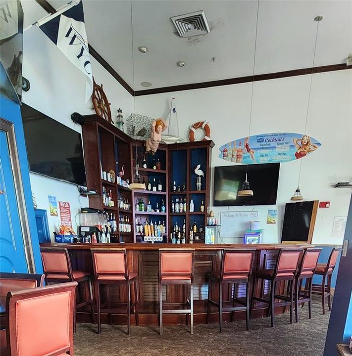 For Rent: $2,050 (2 beds, 1 baths, 720 Square Feet)