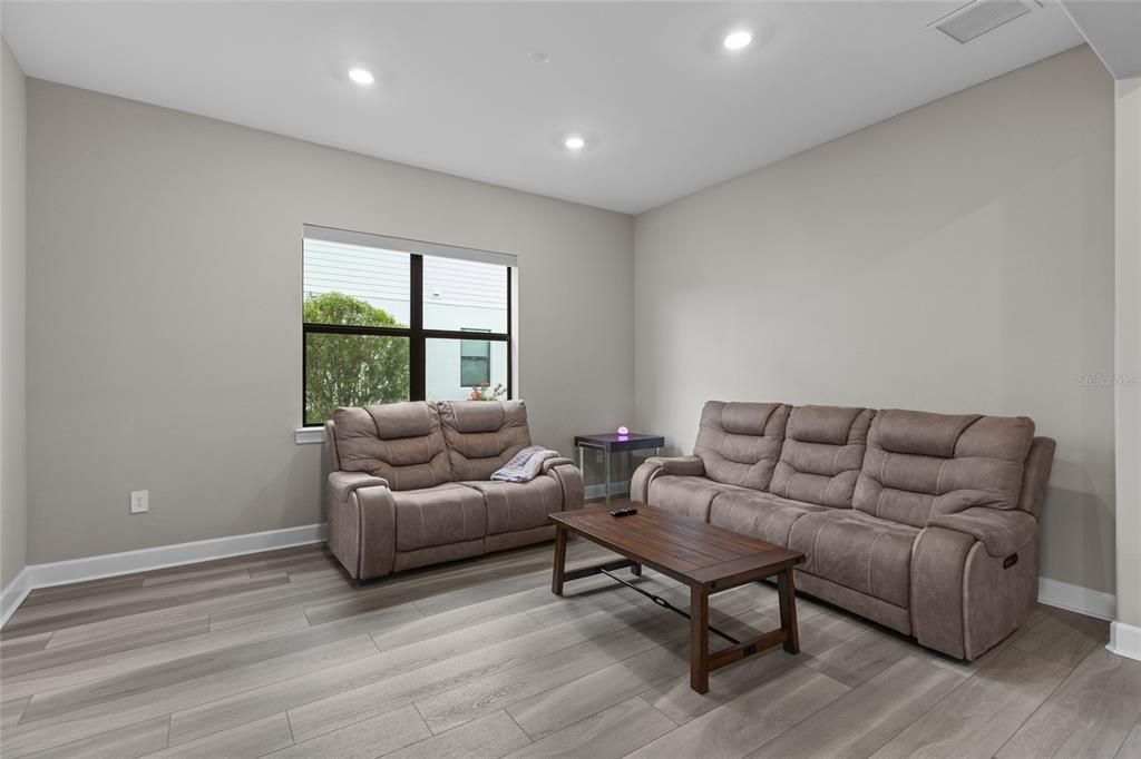 For Sale: $1,095,000 (5 beds, 4 baths, 4404 Square Feet)