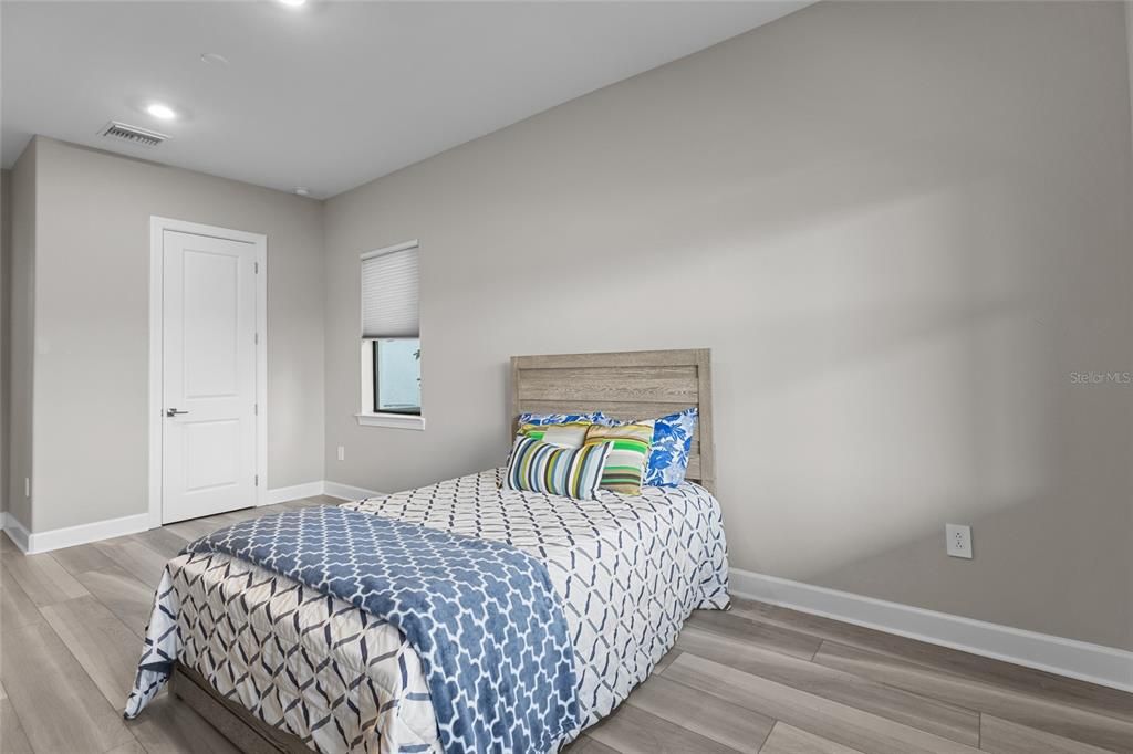 For Sale: $1,095,000 (5 beds, 4 baths, 4404 Square Feet)