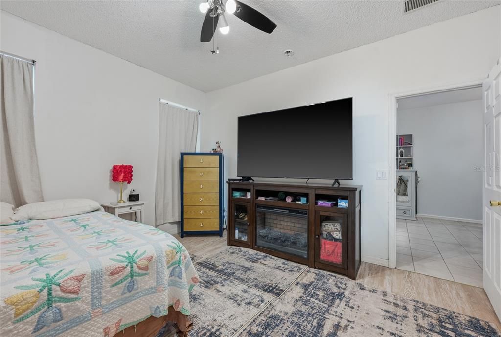 For Sale: $350,000 (3 beds, 2 baths, 1376 Square Feet)