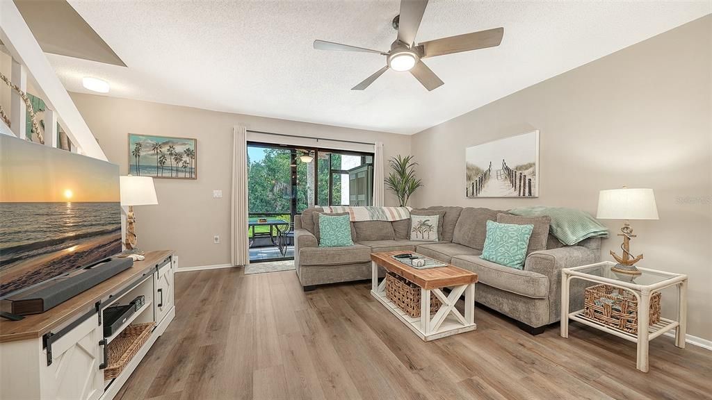 For Sale: $373,750 (2 beds, 1 baths, 1036 Square Feet)