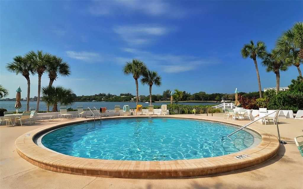 For Sale: $373,750 (2 beds, 1 baths, 1036 Square Feet)
