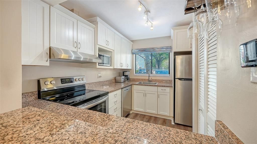 For Sale: $373,750 (2 beds, 1 baths, 1036 Square Feet)