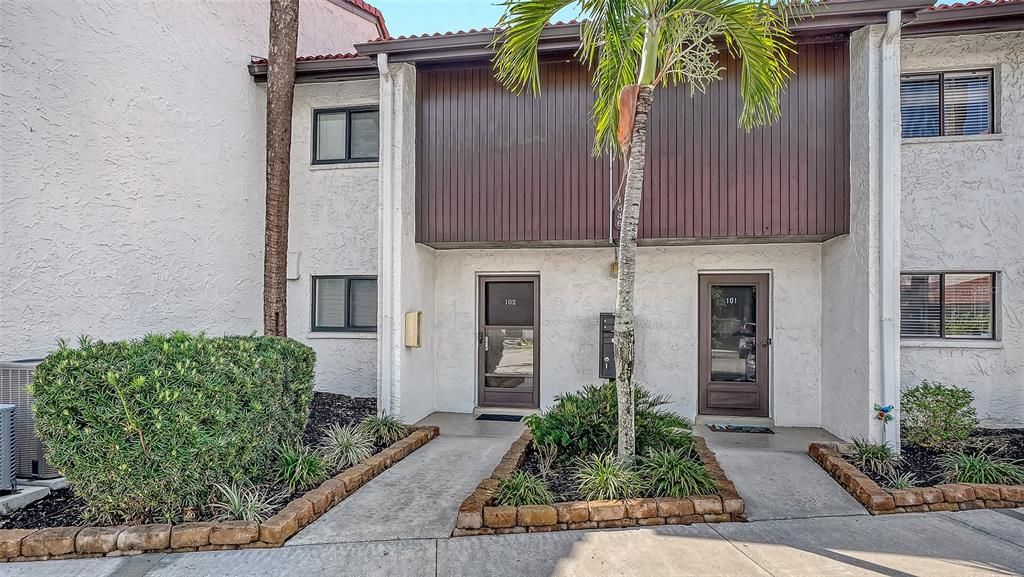 For Sale: $373,750 (2 beds, 1 baths, 1036 Square Feet)