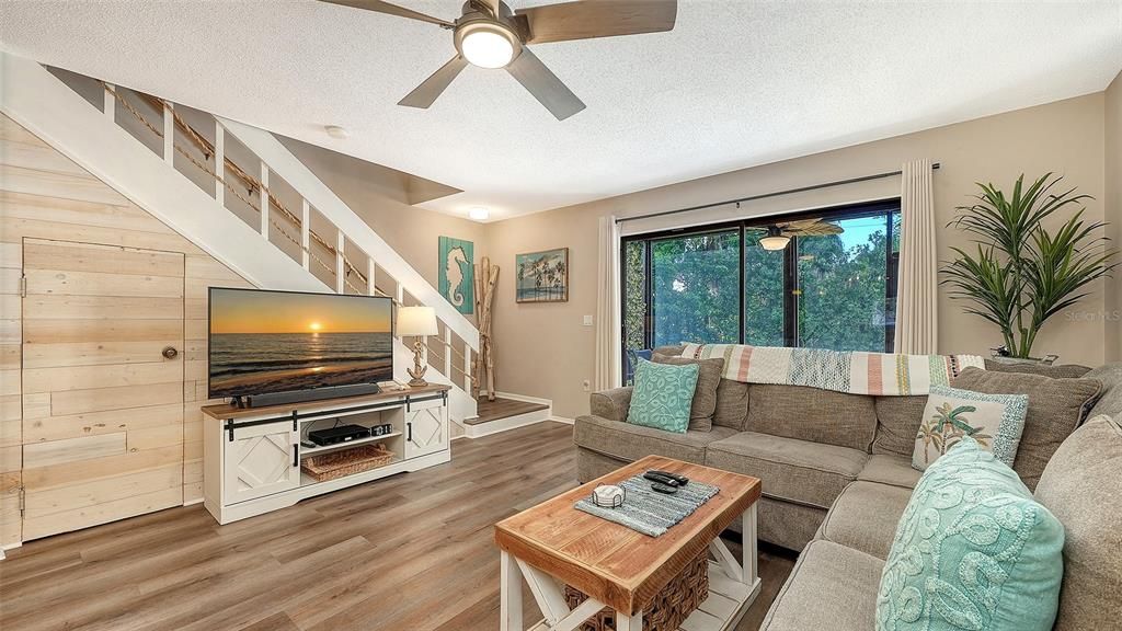 For Sale: $373,750 (2 beds, 1 baths, 1036 Square Feet)