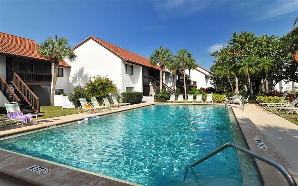 For Sale: $373,750 (2 beds, 1 baths, 1036 Square Feet)