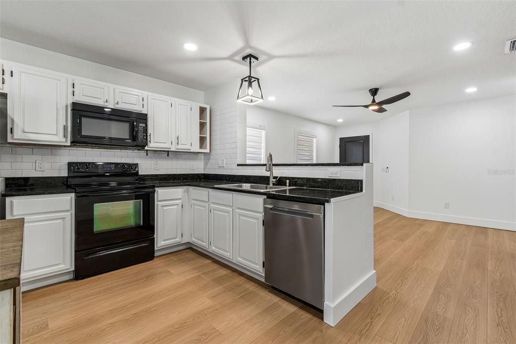 For Sale: $349,900 (3 beds, 2 baths, 1139 Square Feet)