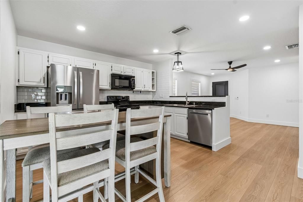 For Sale: $349,900 (3 beds, 2 baths, 1139 Square Feet)
