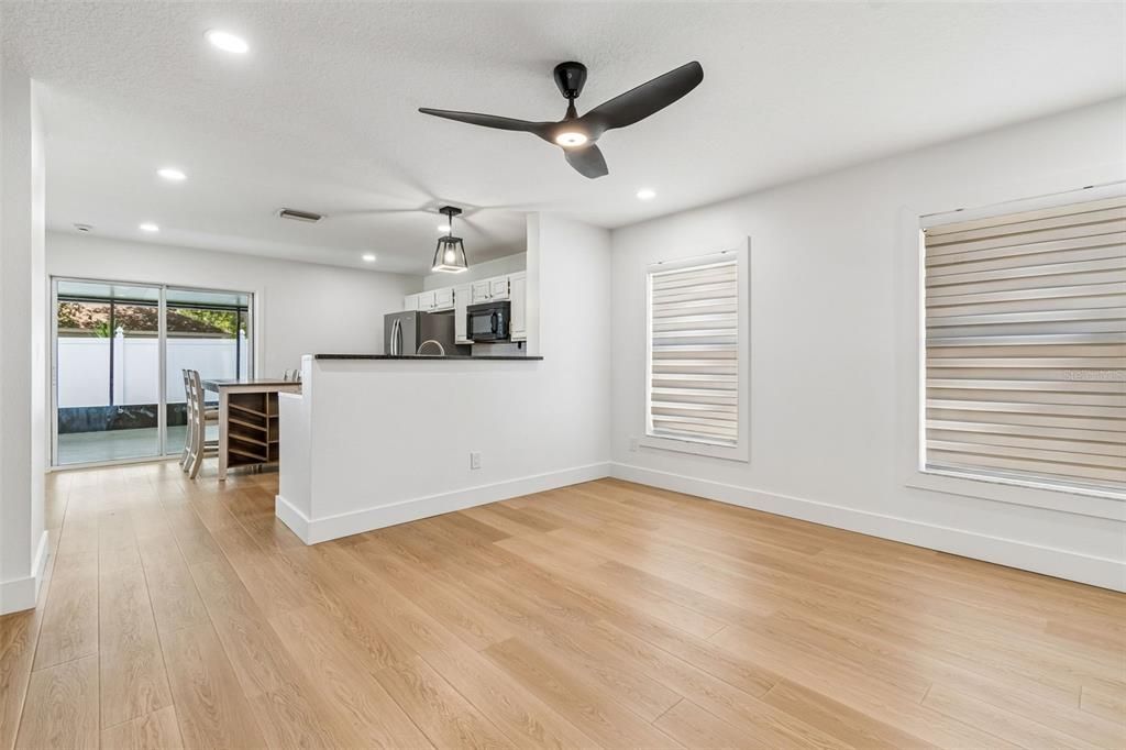 For Sale: $349,900 (3 beds, 2 baths, 1139 Square Feet)