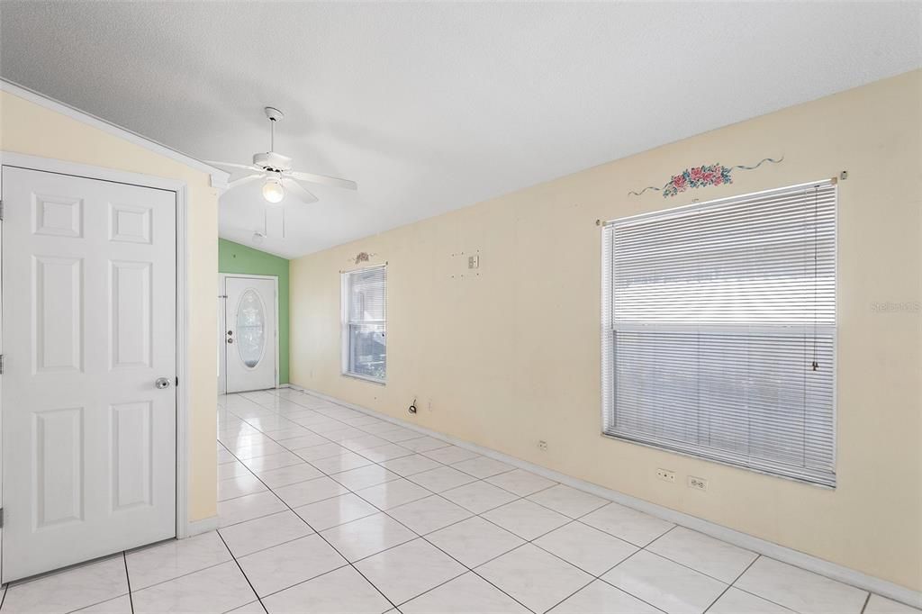 For Sale: $315,000 (3 beds, 3 baths, 1165 Square Feet)