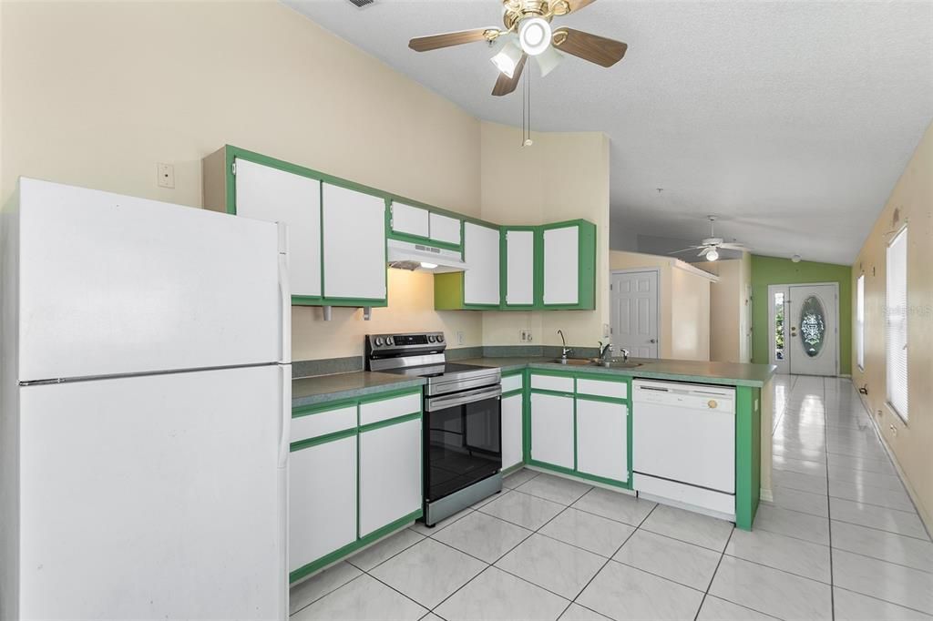 For Sale: $315,000 (3 beds, 3 baths, 1165 Square Feet)
