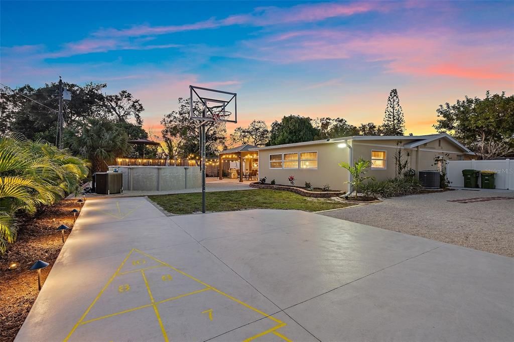 For Sale: $499,000 (3 beds, 2 baths, 1690 Square Feet)