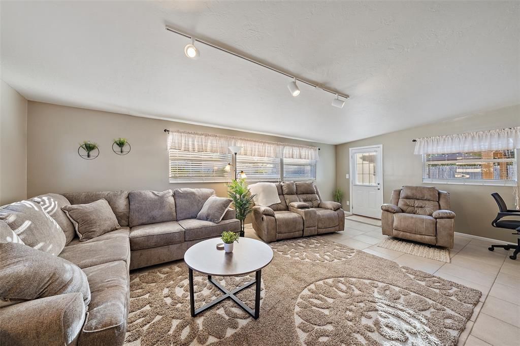 For Sale: $499,000 (3 beds, 2 baths, 1690 Square Feet)