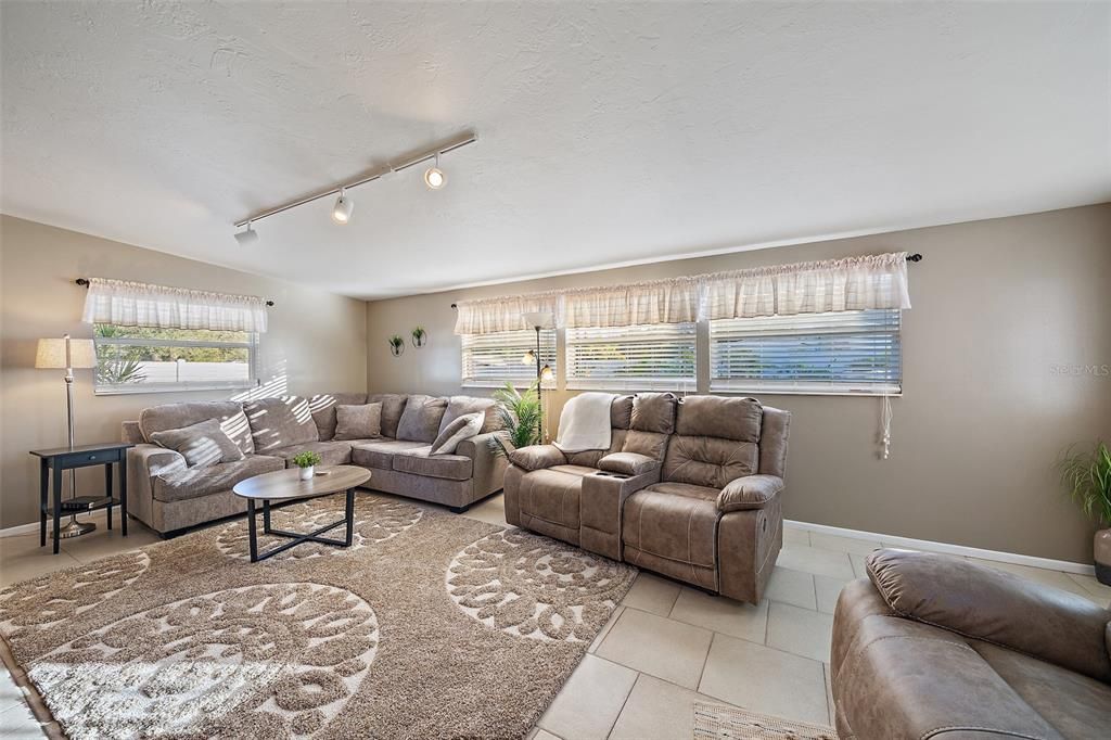 For Sale: $499,000 (3 beds, 2 baths, 1690 Square Feet)