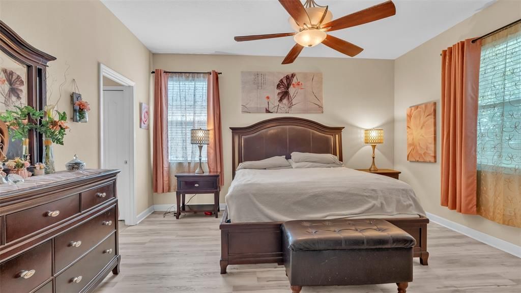 En Venta: $369,900 (4 camas, 3 baños, 2027 Pies cuadrados)