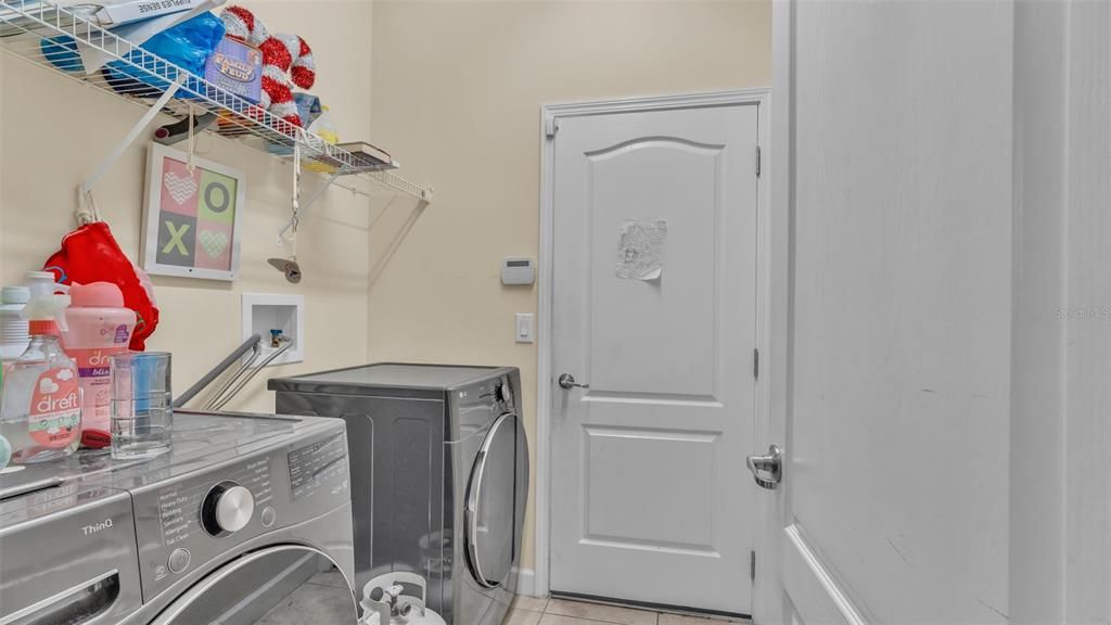 En Venta: $369,900 (4 camas, 3 baños, 2027 Pies cuadrados)