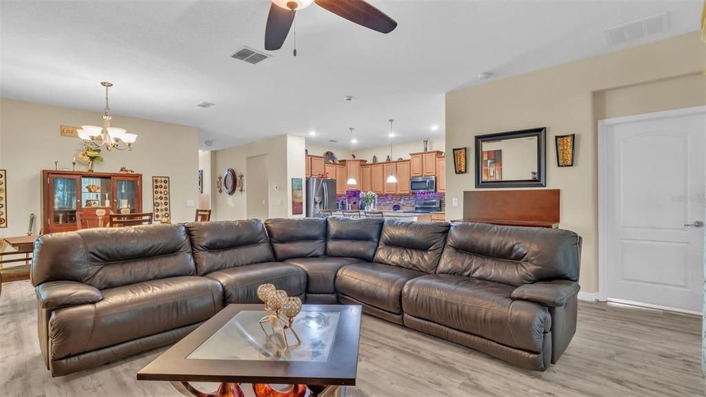 En Venta: $369,900 (4 camas, 3 baños, 2027 Pies cuadrados)