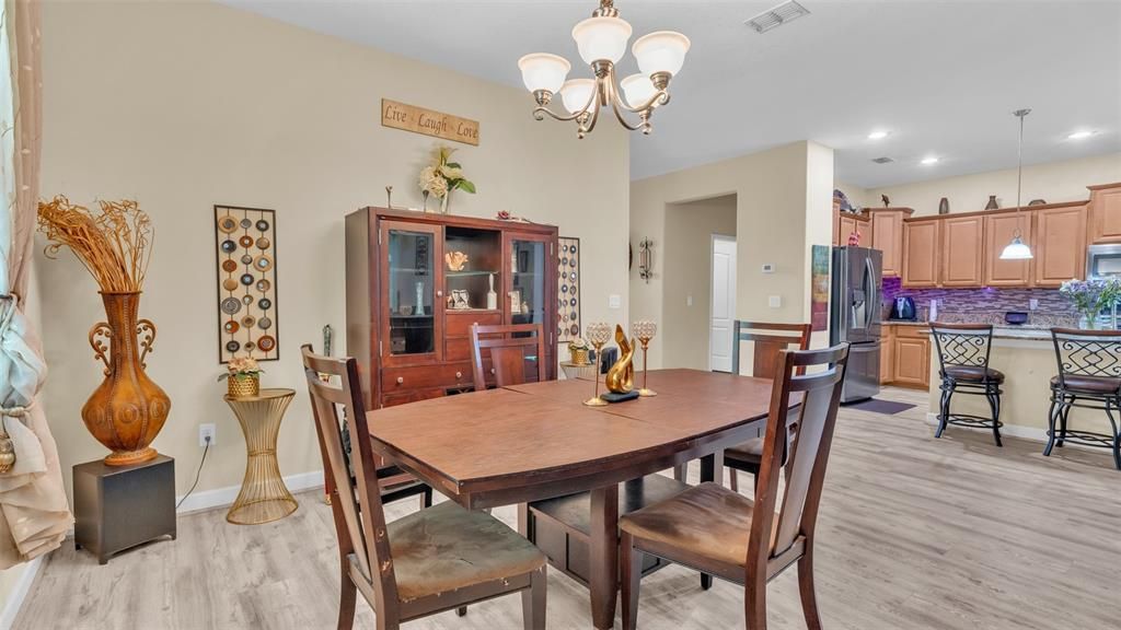 En Venta: $369,900 (4 camas, 3 baños, 2027 Pies cuadrados)