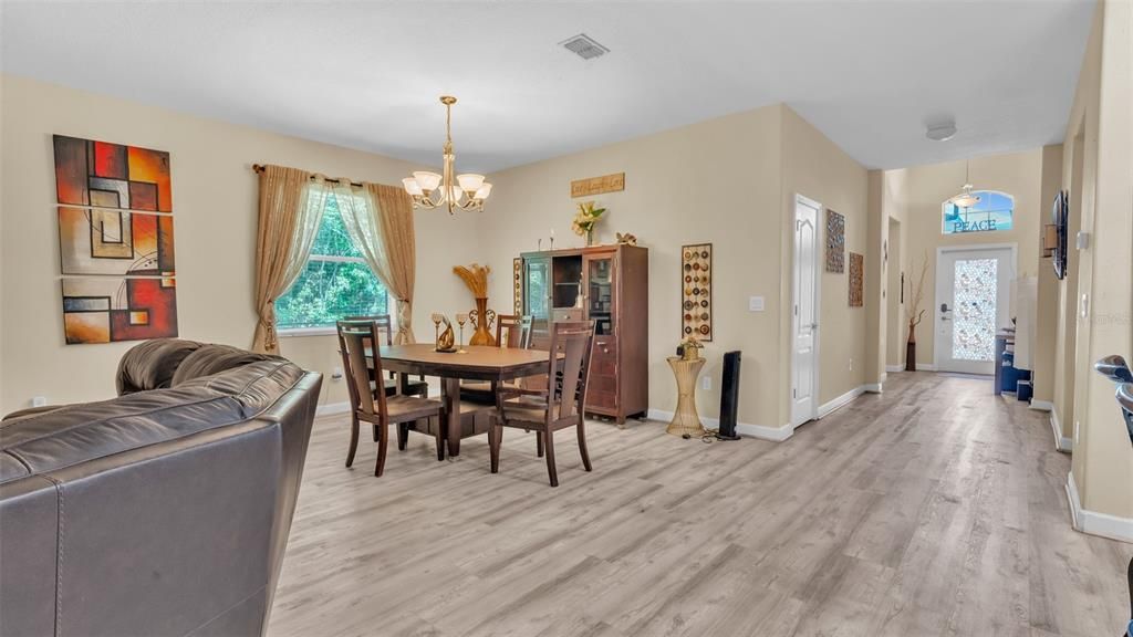 En Venta: $369,900 (4 camas, 3 baños, 2027 Pies cuadrados)