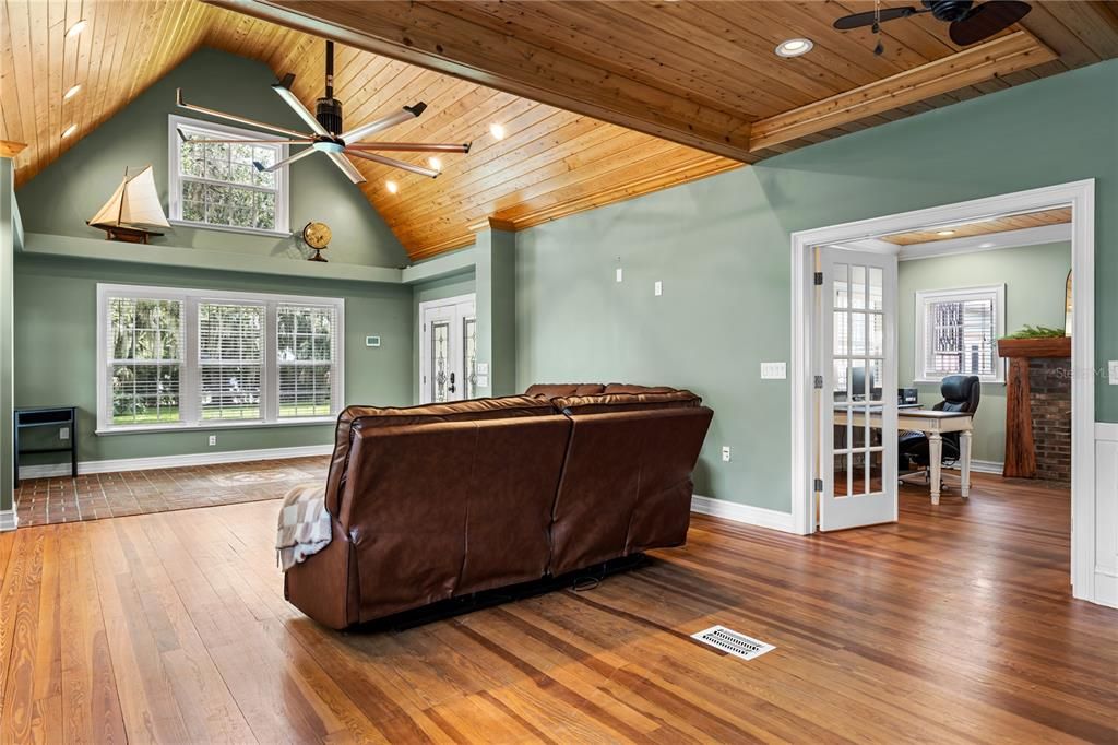 For Sale: $1,399,000 (6 beds, 4 baths, 7395 Square Feet)