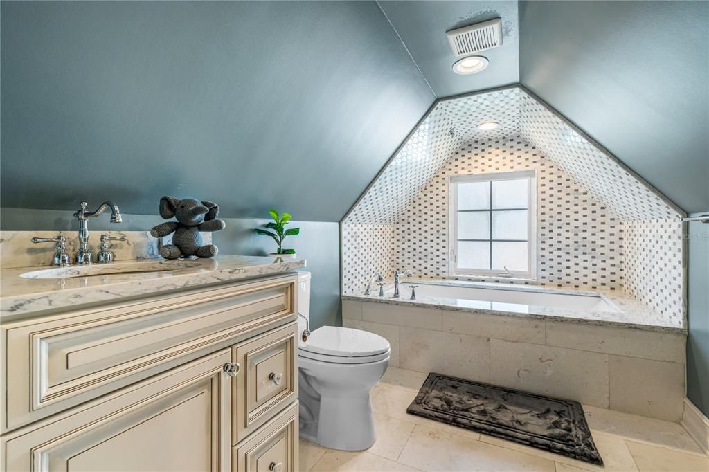 For Sale: $1,399,000 (6 beds, 4 baths, 7395 Square Feet)