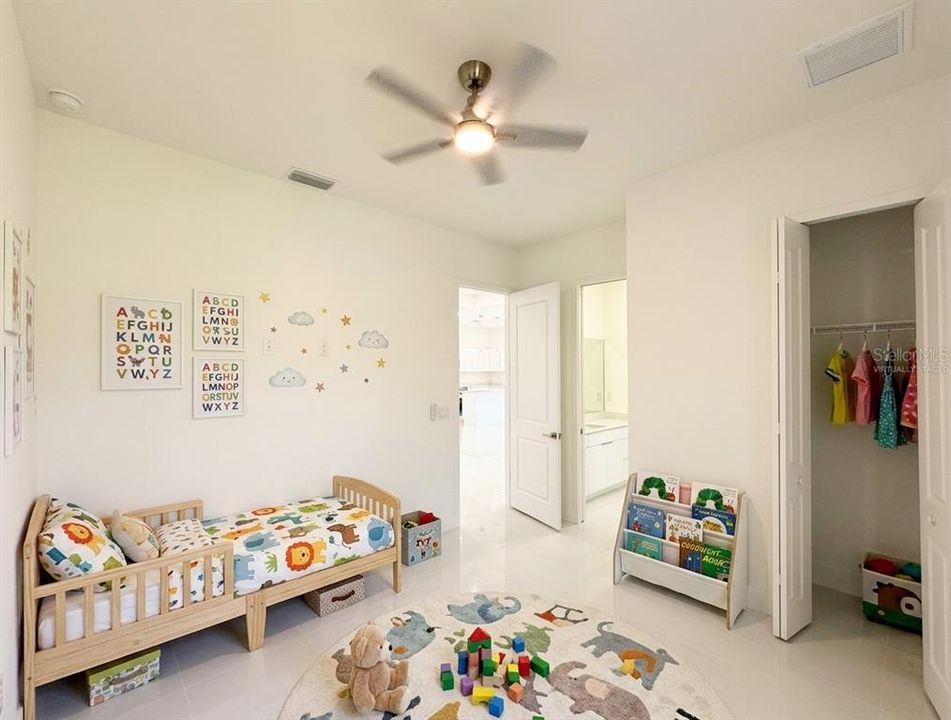 For Sale: $399,000 (4 beds, 3 baths, 1904 Square Feet)