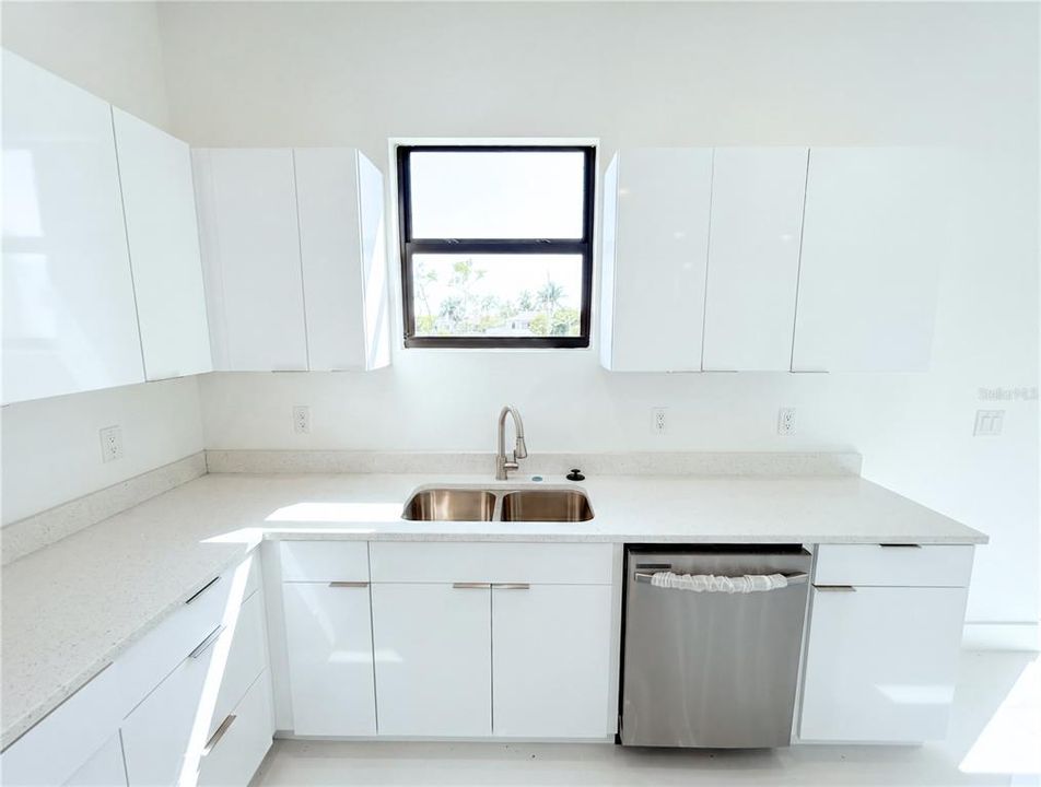 For Sale: $399,000 (4 beds, 3 baths, 1904 Square Feet)