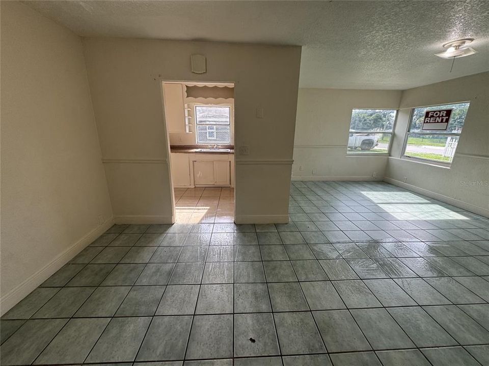For Rent: $995 (2 beds, 1 baths, 1592 Square Feet)