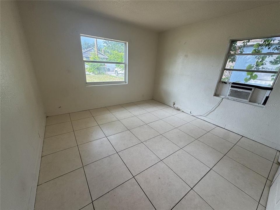 For Rent: $995 (2 beds, 1 baths, 1592 Square Feet)
