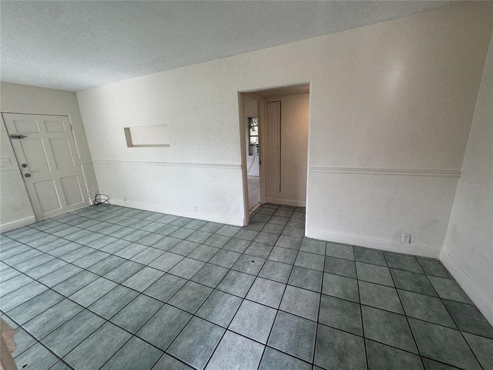 For Rent: $995 (2 beds, 1 baths, 1592 Square Feet)