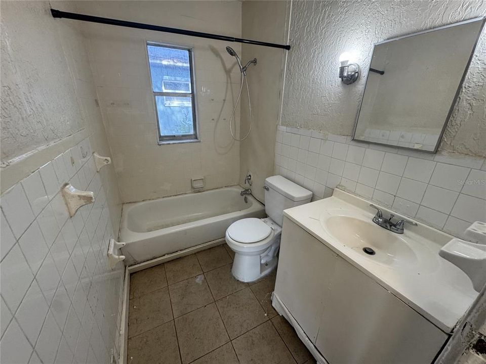 For Rent: $995 (2 beds, 1 baths, 1592 Square Feet)