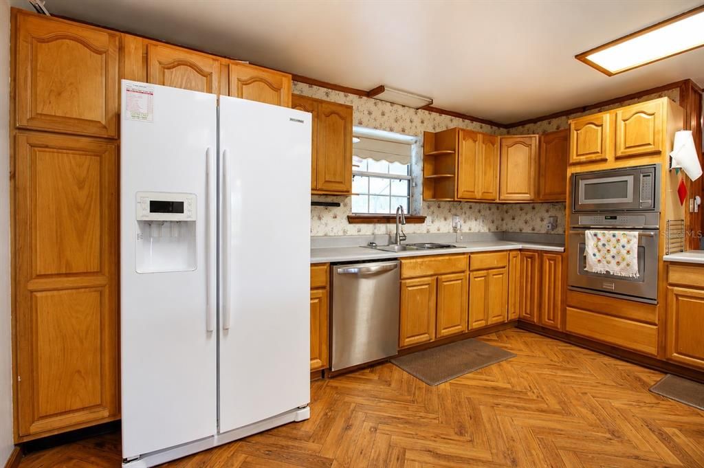 For Sale: $500,000 (4 beds, 3 baths, 2760 Square Feet)