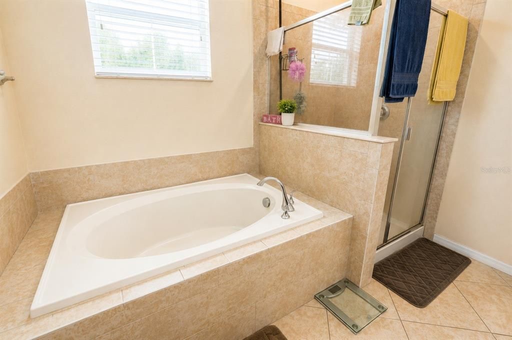 En Venta: $399,900 (4 camas, 3 baños, 2592 Pies cuadrados)
