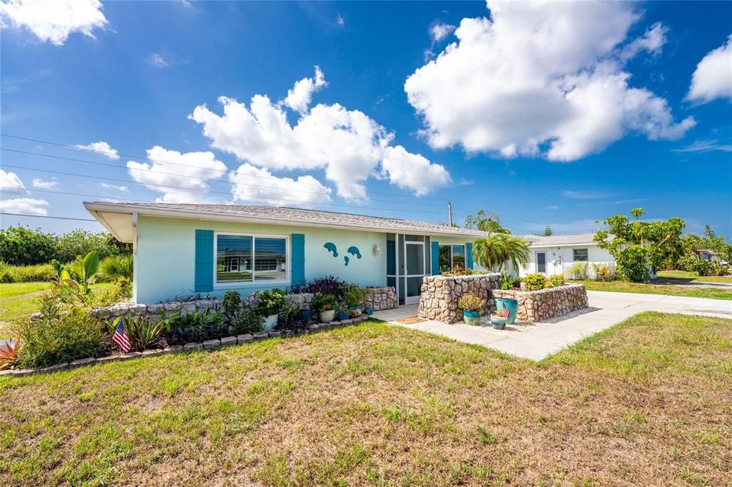 For Sale: $219,000 (2 beds, 1 baths, 1330 Square Feet)