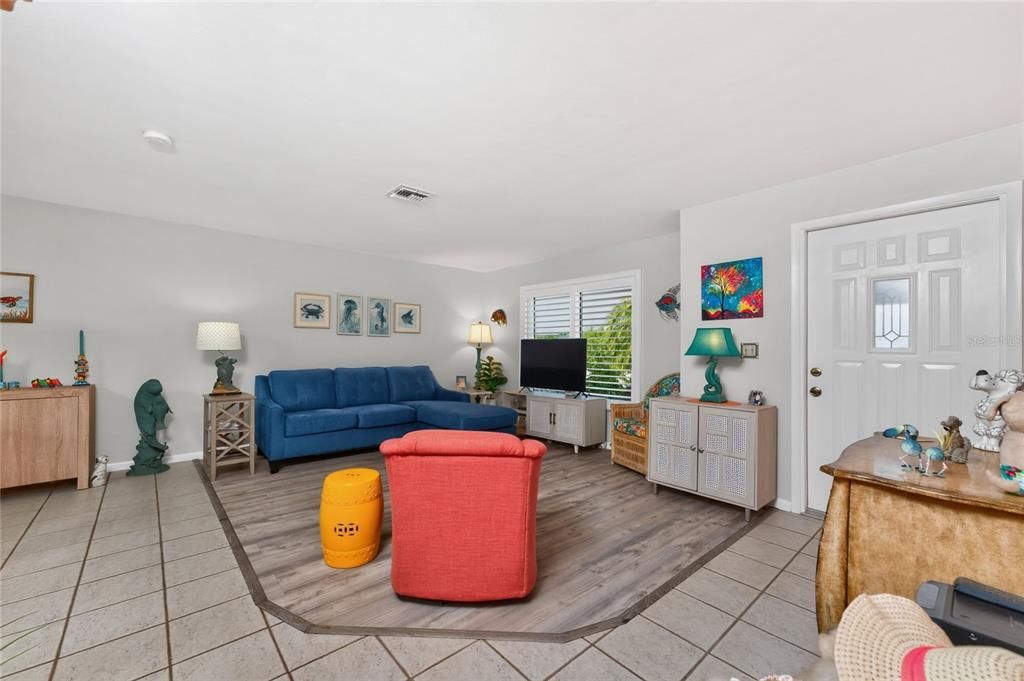 For Sale: $219,000 (2 beds, 1 baths, 1330 Square Feet)