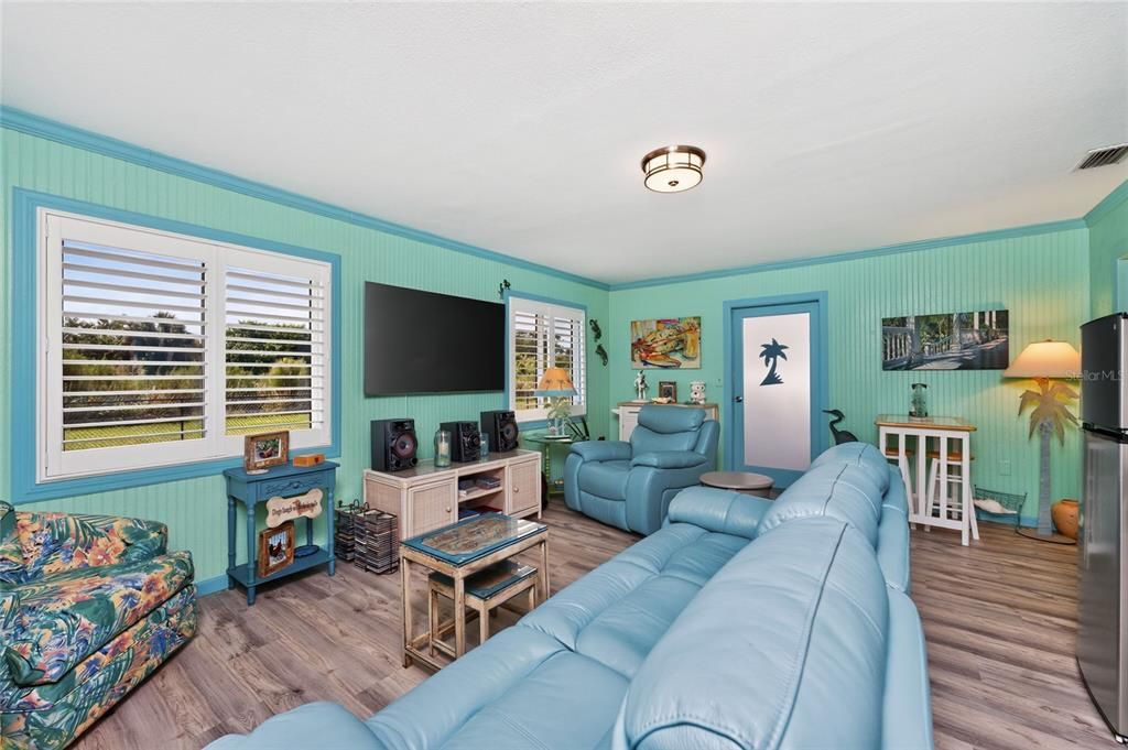 For Sale: $219,000 (2 beds, 1 baths, 1330 Square Feet)