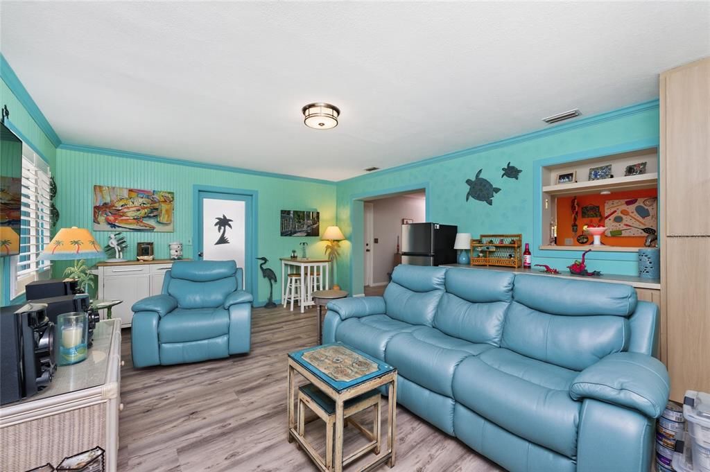 For Sale: $219,000 (2 beds, 1 baths, 1330 Square Feet)