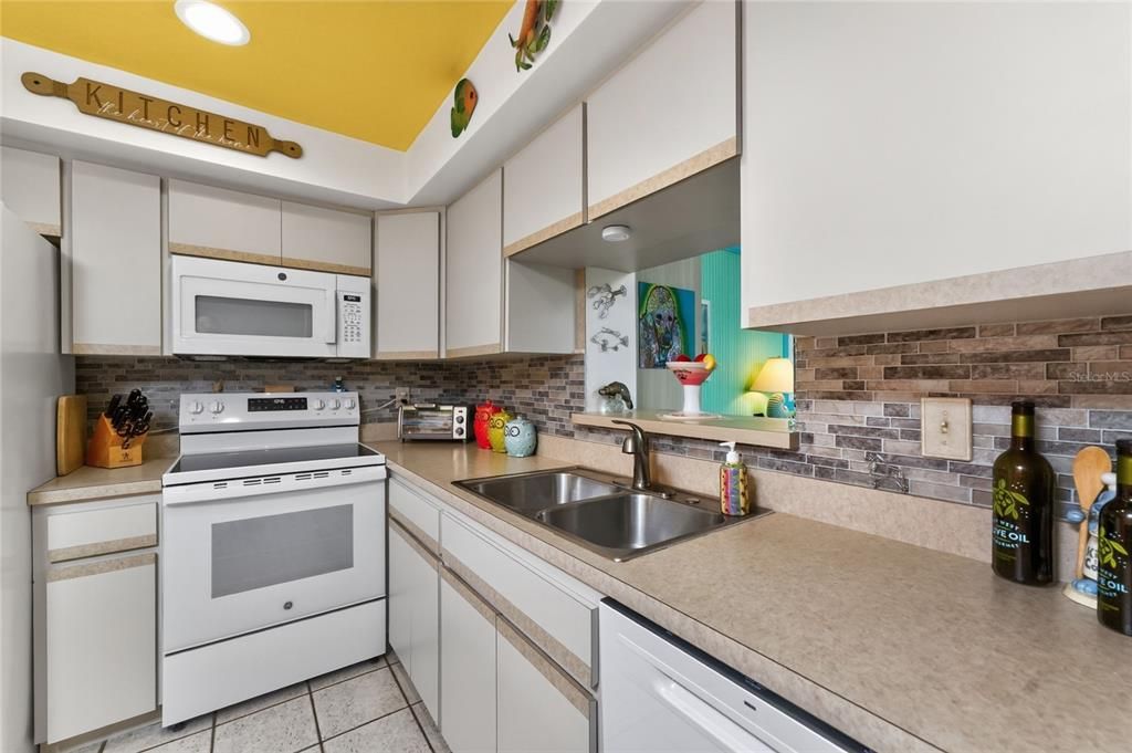 For Sale: $219,000 (2 beds, 1 baths, 1330 Square Feet)
