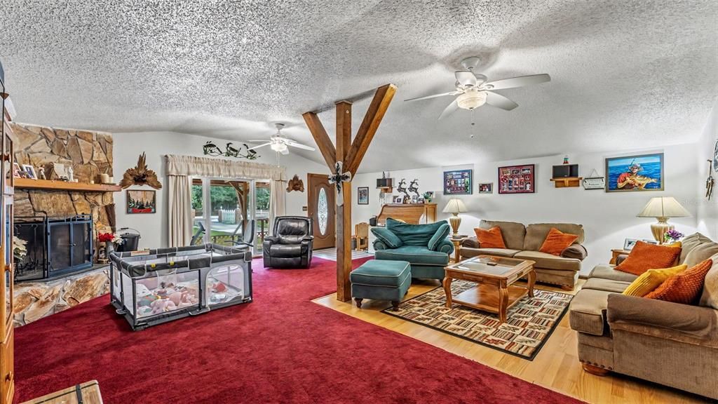 Activo con contrato: $275,000 (3 camas, 2 baños, 1958 Pies cuadrados)