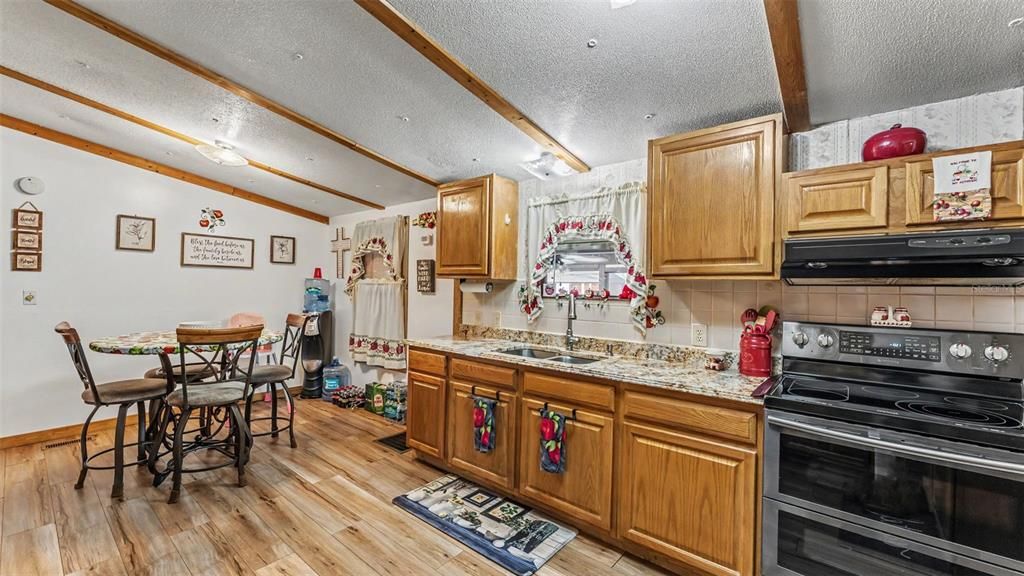 Activo con contrato: $275,000 (3 camas, 2 baños, 1958 Pies cuadrados)