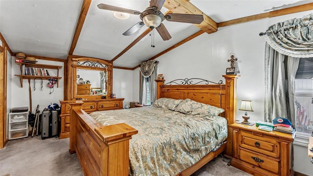 Activo con contrato: $275,000 (3 camas, 2 baños, 1958 Pies cuadrados)