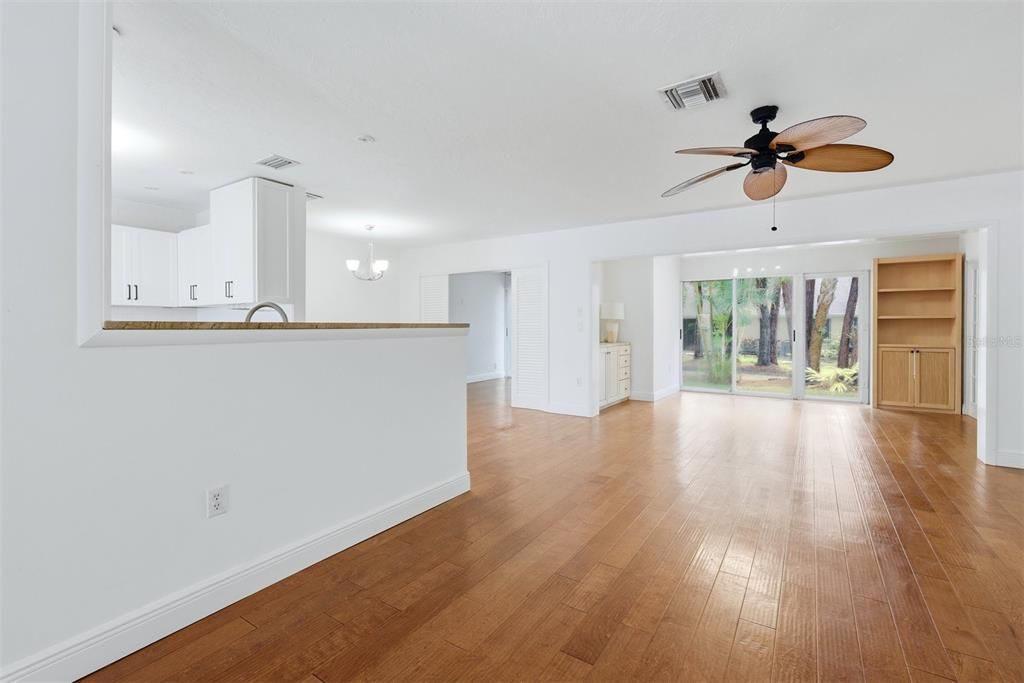 For Sale: $299,999 (2 beds, 2 baths, 1475 Square Feet)