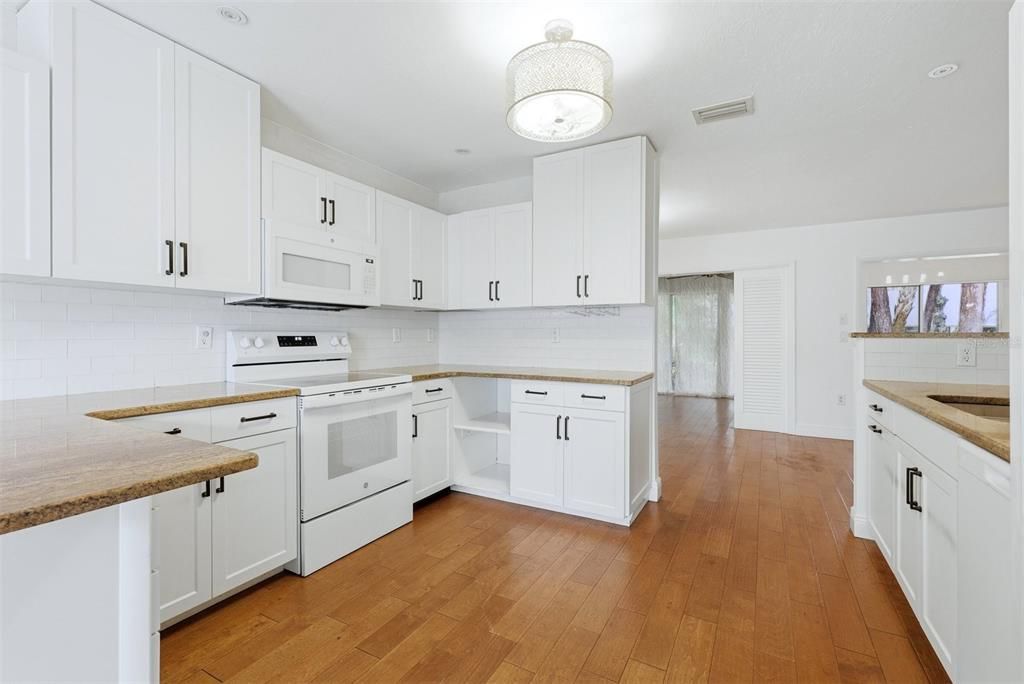 For Sale: $299,999 (2 beds, 2 baths, 1475 Square Feet)
