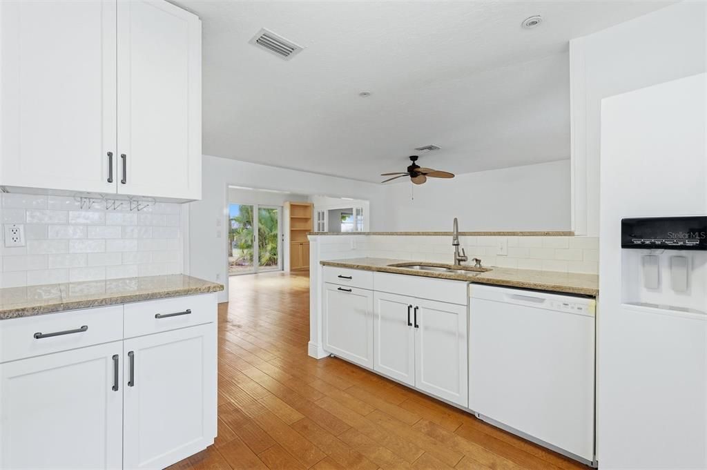 For Sale: $299,999 (2 beds, 2 baths, 1475 Square Feet)