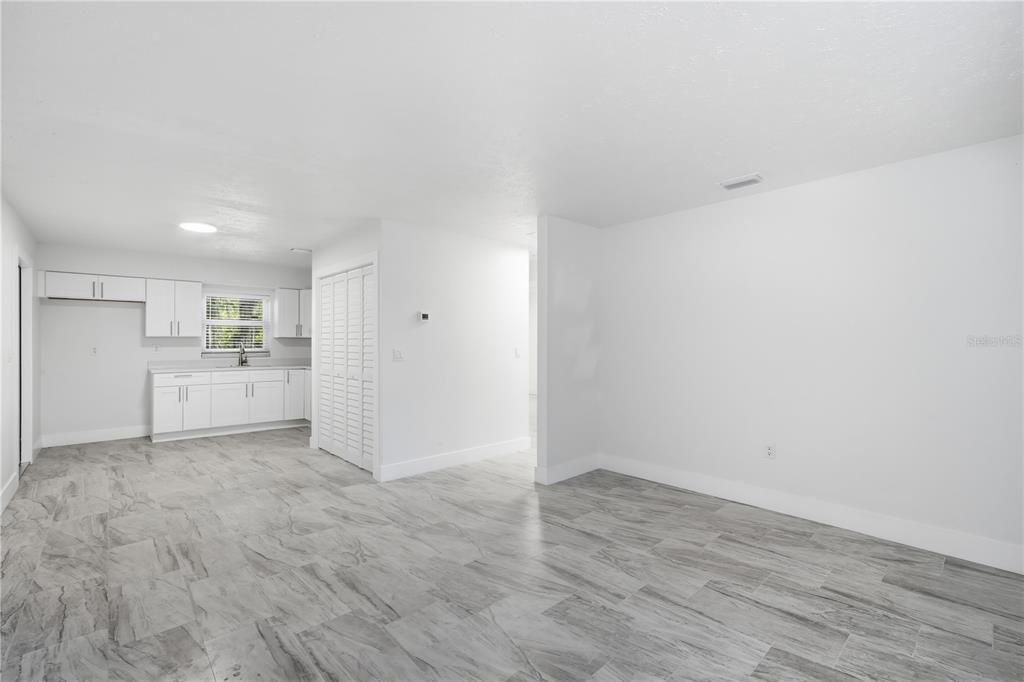 For Rent: $1,750 (2 beds, 1 baths, 812 Square Feet)
