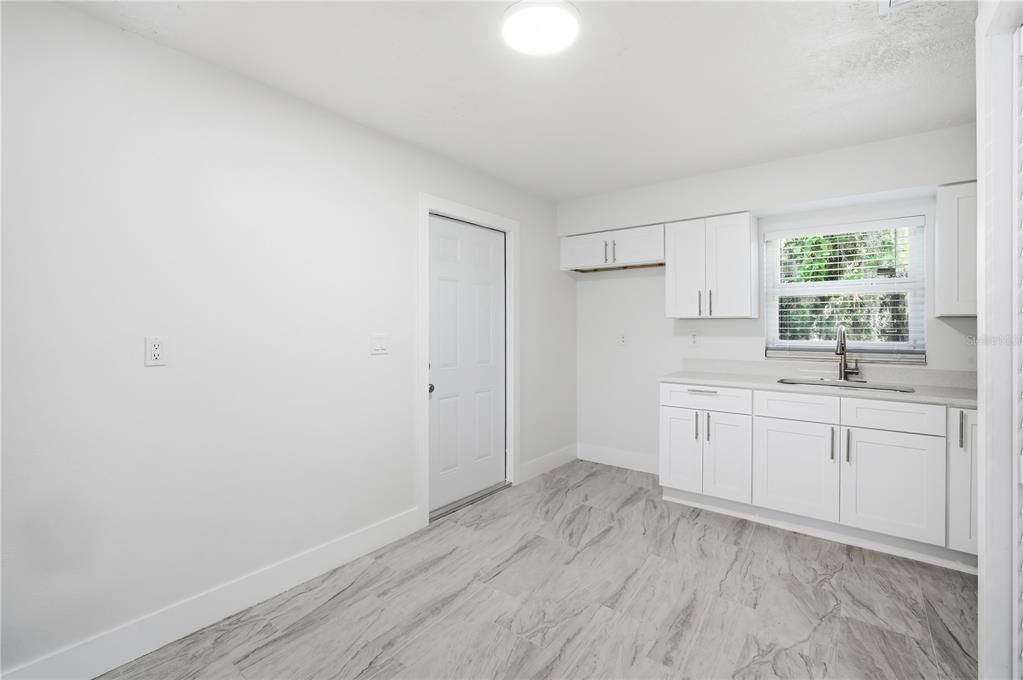 For Rent: $1,750 (2 beds, 1 baths, 812 Square Feet)