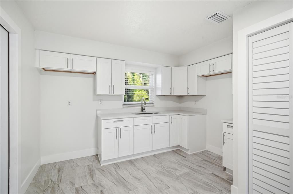 For Rent: $1,750 (2 beds, 1 baths, 812 Square Feet)