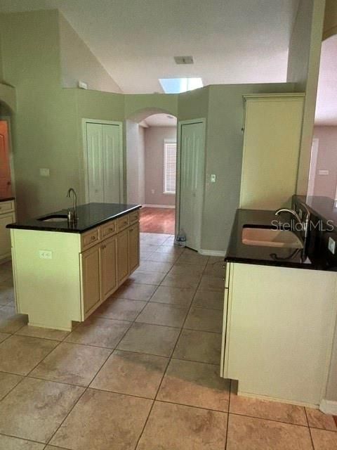 En Venta: $395,000 (4 camas, 3 baños, 2354 Pies cuadrados)