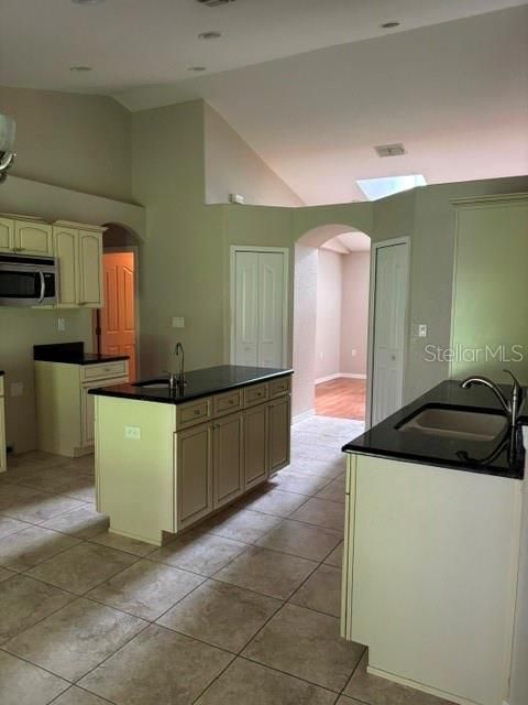 En Venta: $395,000 (4 camas, 3 baños, 2354 Pies cuadrados)
